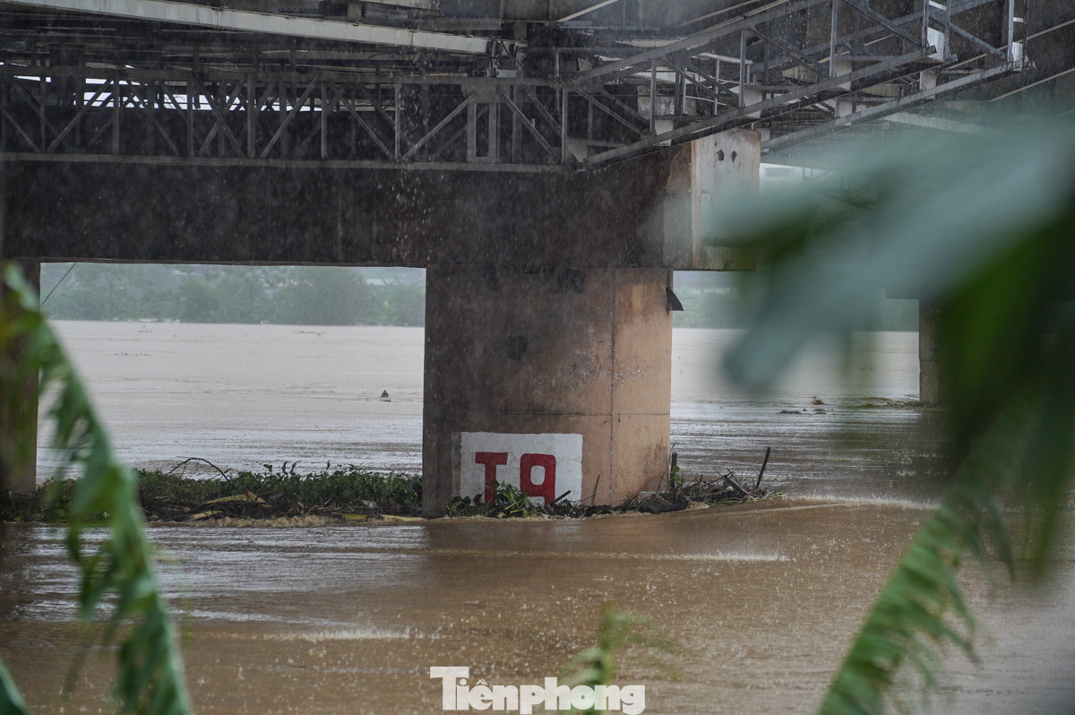 Nước sông chảy xiết quanh khu vực chân cầu, gây nguy hiểm cho tàu bè.