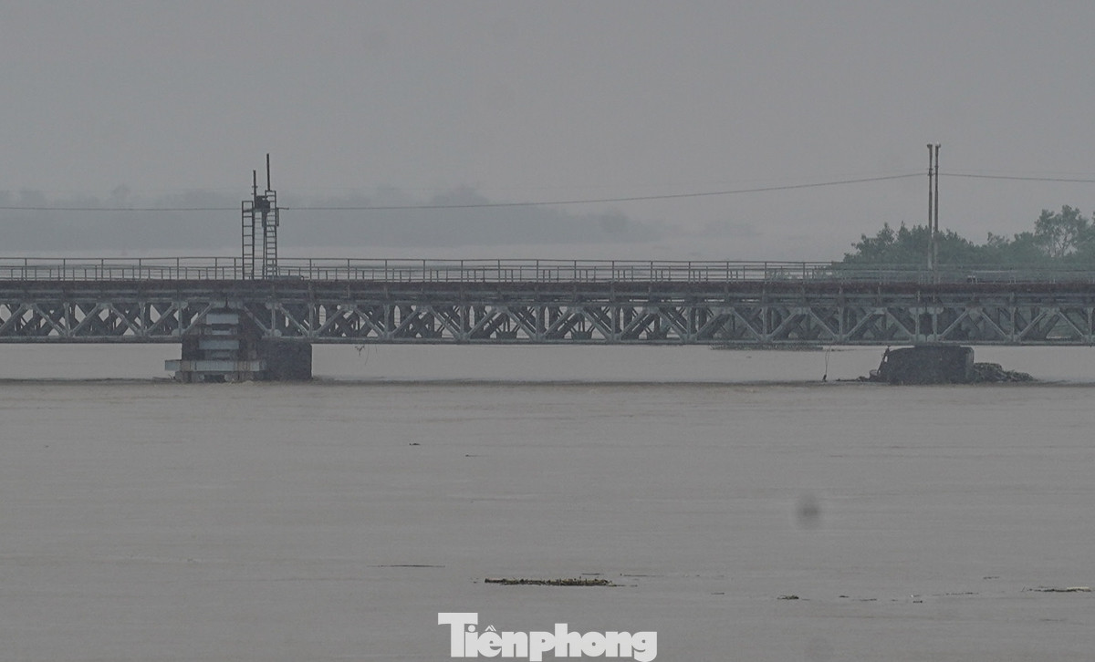 Mực nước dưới chân cầu Long Biên chiều 11/9.
