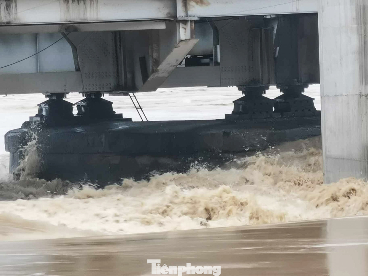 Lúc hơn 17h30 nước tại sông Đuống chạy qua cầu rất mạnh.