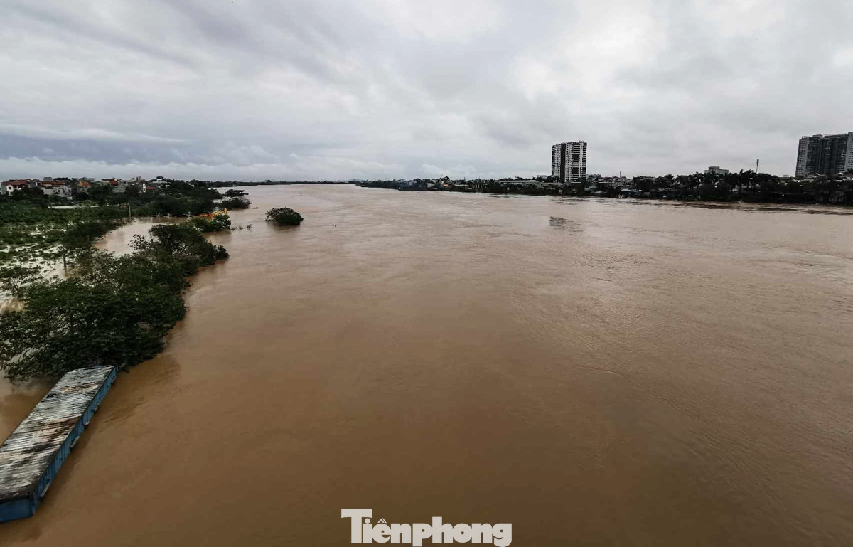 Dự báo trong vài giờ tới, lũ trên sông Hồng tại Hà Nội sẽ biến đổi chậm ở trên mức báo động 2 và dưới báo động 3.
