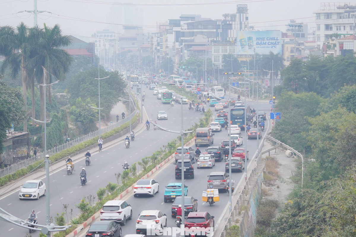 Cục Quản lý Môi trường y tế (Bộ Y tế) khuyến cáo, khi chỉ số chất lượng không khí ở mức xấu (AQI từ 150 đến 200) người dân hạn chế hoạt động ngoài trời hoặc tham gia các hoạt động vận động cần gắng sức.