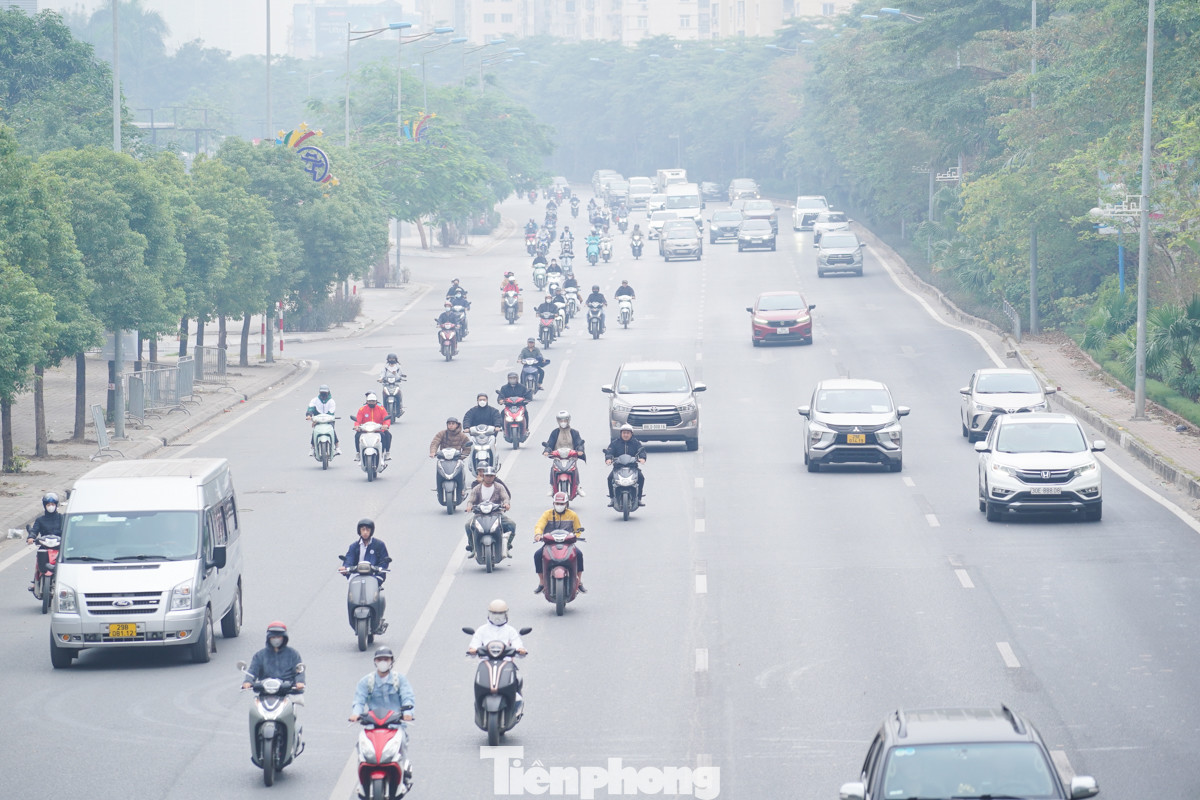 Lúc gần 8 giờ sáng, đường Võ Chí Công (quận Tây Hồ) bị bao phủ bởi màn sương. Nhiều người dân di chuyển trên đường phải đeo khẩu trang kín mít để tránh ảnh hưởng sức khoẻ.