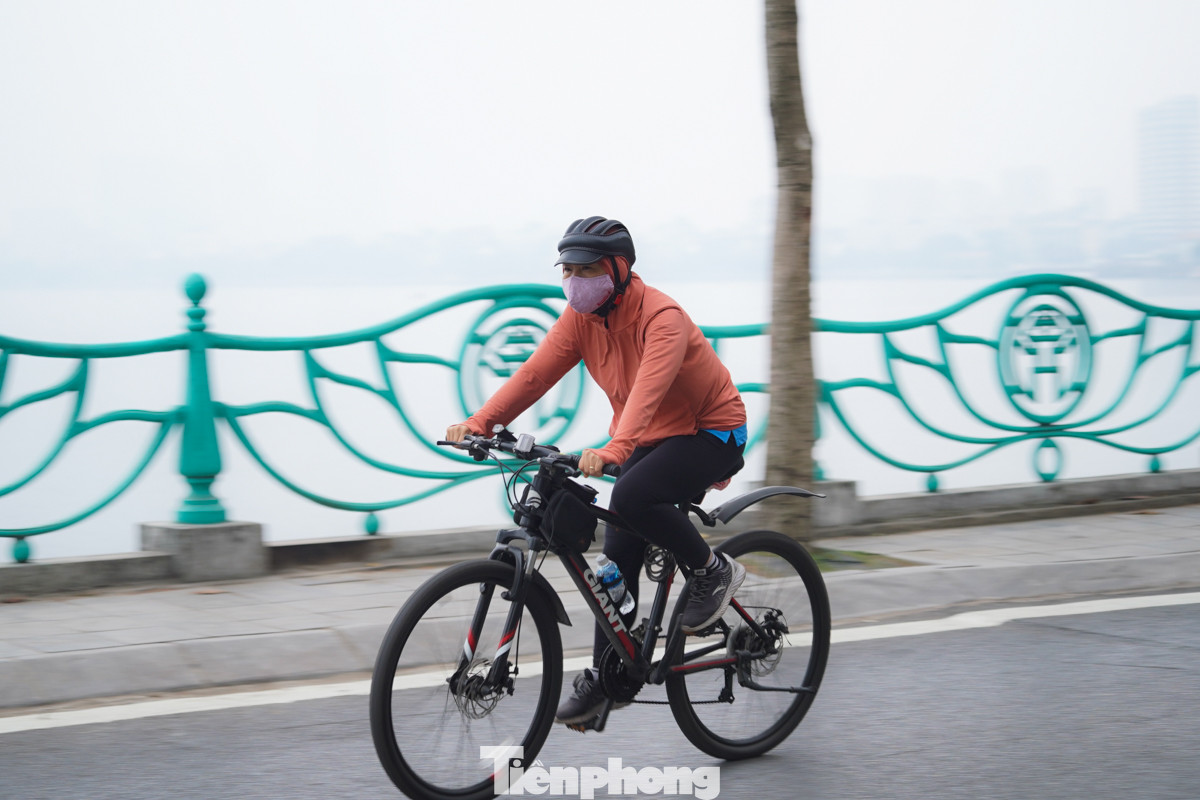 Người dân tập thể dục, đạp xe phải đeo khẩu trang kín mít.