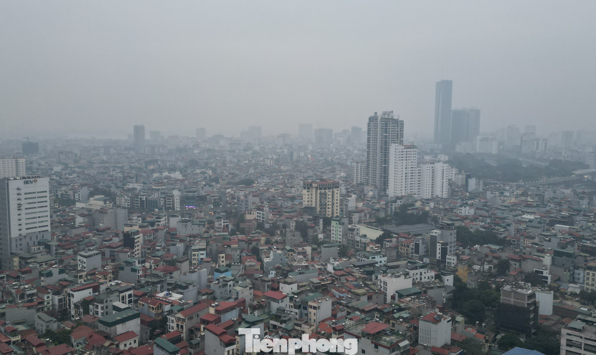 Nhìn từ trên cao có thể thấy rõ bầu trời Thủ đô bị bao phủ bởi một lớp sương dày, nhiều nhà cao tầng "thoát ẩn thoát hiện".