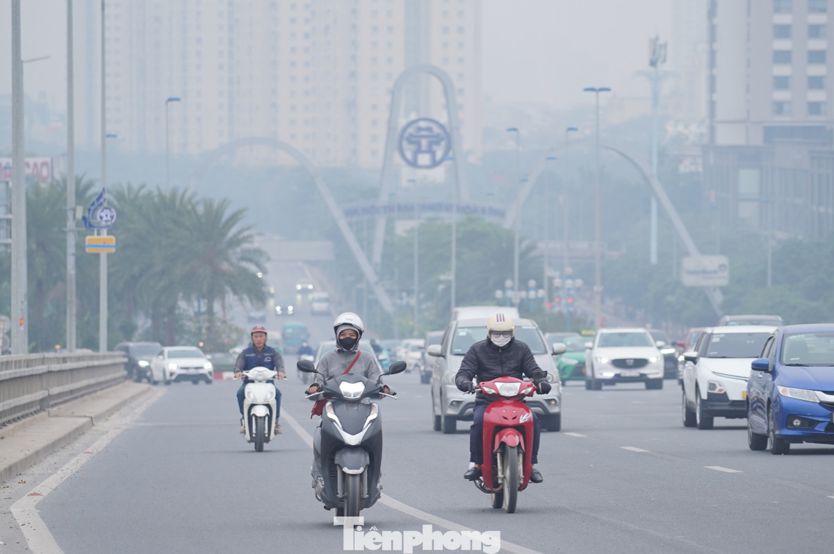 "Tôi cảm thấy hôm nay trời rất âm u, dù đã qua giờ cao điểm nhưng vẫn mù mịt. Có lẽ là do màn sương mù quá dày đặc hoặc ảnh hưởng của không khí mùa đông", chị Tú Liên (quận Tây Hồ) chia sẻ.