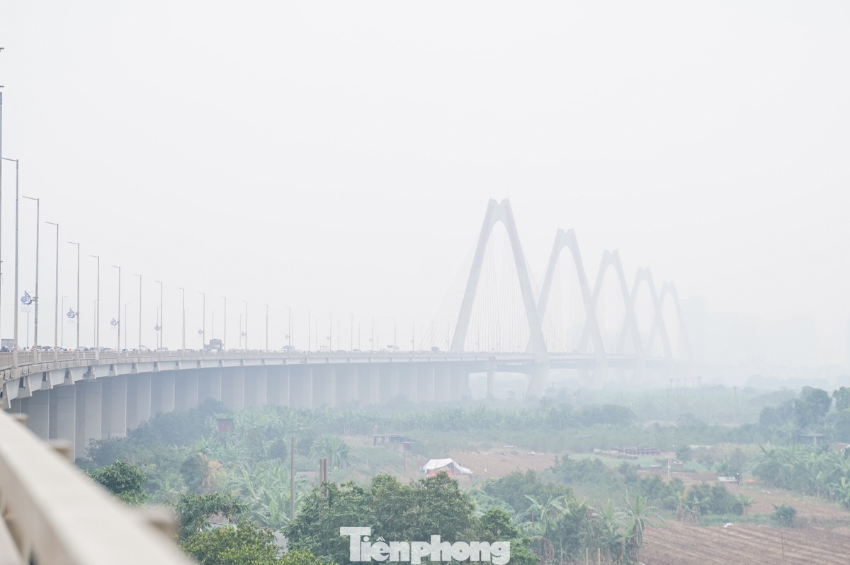 5 nhịp cầu Nhật Tân ẩn hiện trong sương mờ lúc hơn 8h30.