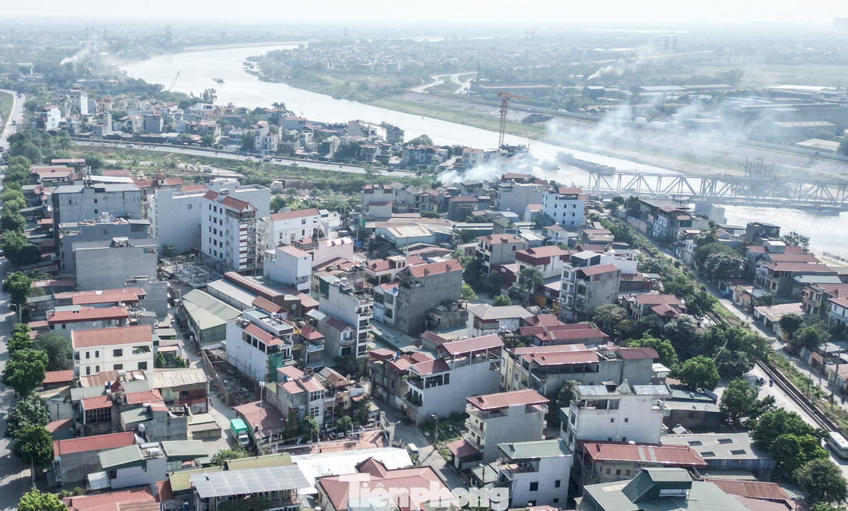 Ngoài ra, việc đốt rác ngoài trời, sử dụng than tổ ong, và các hoạt động sinh hoạt khác cũng thải ra nhiều chất ô nhiễm, góp phần làm tăng mức độ ô nhiễm không khí.