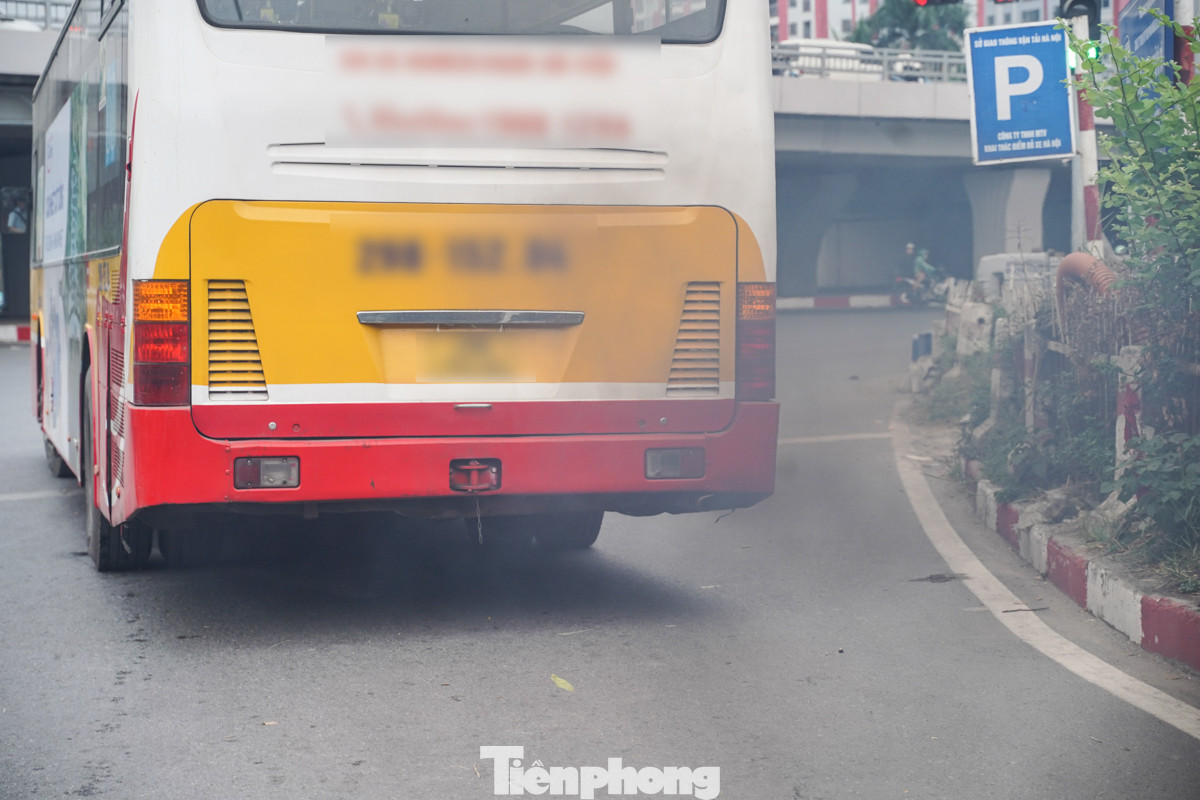 Cục Kiểm soát ô nhiễm môi trường đã chỉ ra rằng xe máy, ô tô và các phương tiện giao thông thải ra khí CO, NO₂, cùng các hạt bụi mịn (PM2.5, PM10), dẫn đến tình trạng giảm chất lượng không khí, nhất là ở các thành phố đông dân như Hà Nội.