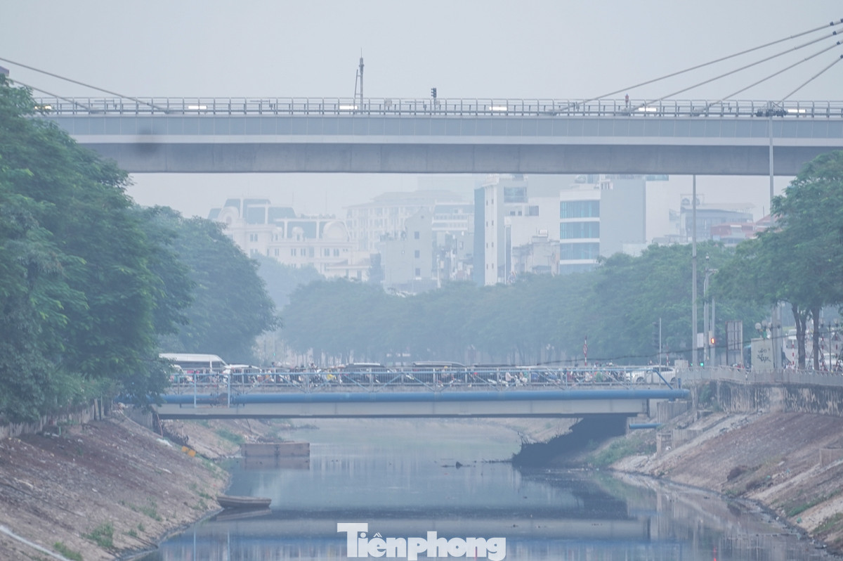 Khu vực ngã tư Cầu Giấy bầu trời xám xịt.