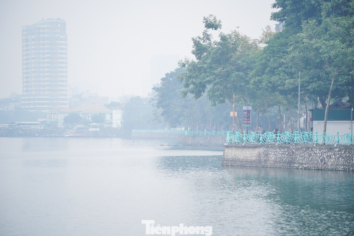 Đường ven Hồ Tây "không thấy bóng mặt trời".