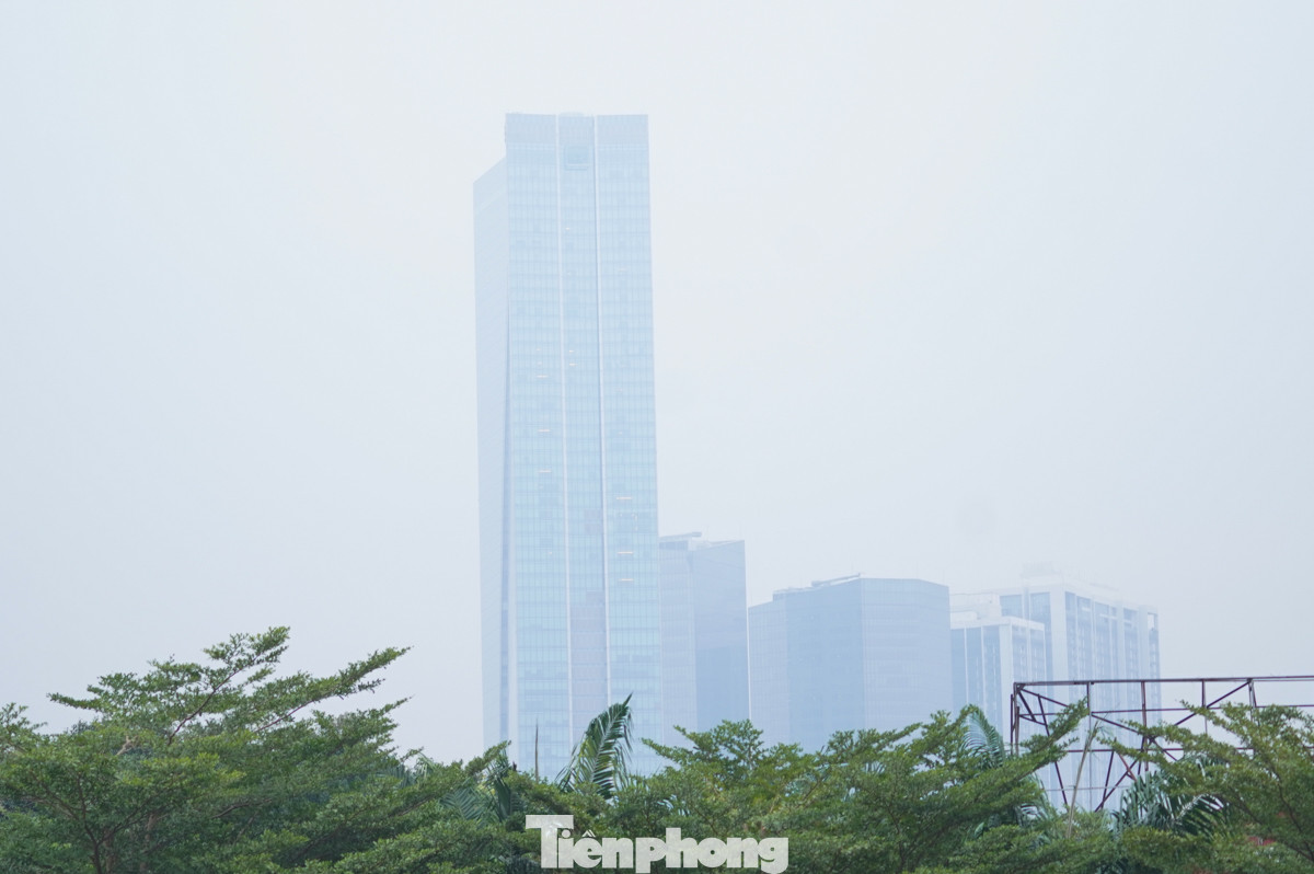 Không khí đặc quánh, tầm nhìn bị hạn chế.