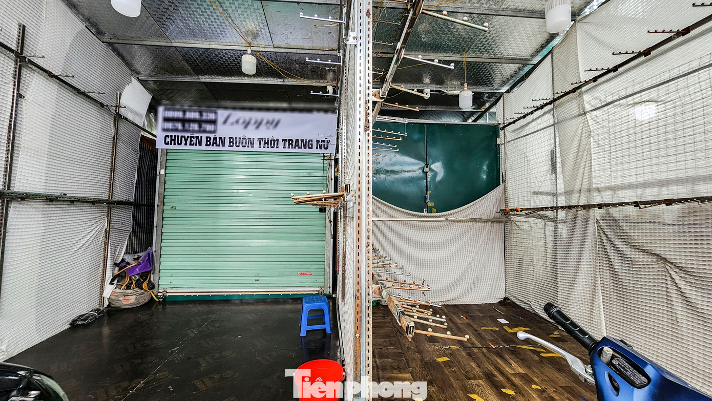 Bên trong gian hàng không còn hàng hóa hay các loại vải, phụ kiện thời trang thường thấy. Bên trong gian hàng không còn hàng hóa hay các loại vải, phụ kiện thời trang thường thấy.