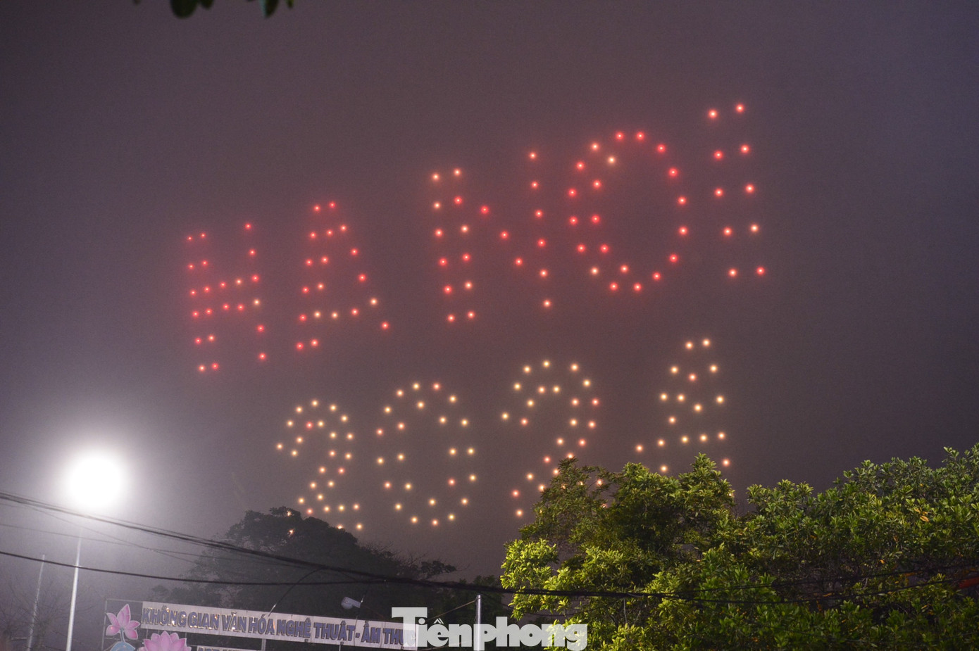 Dù không hoành tráng bằng lễ hội ánh sáng dịp Tết Nguyên Đán nhưng vẫn khiến mọi người rất trầm trồ. Dù không hoành tráng bằng lễ hội ánh sáng dịp Tết Nguyên Đán nhưng vẫn khiến mọi người rất trầm trồ.