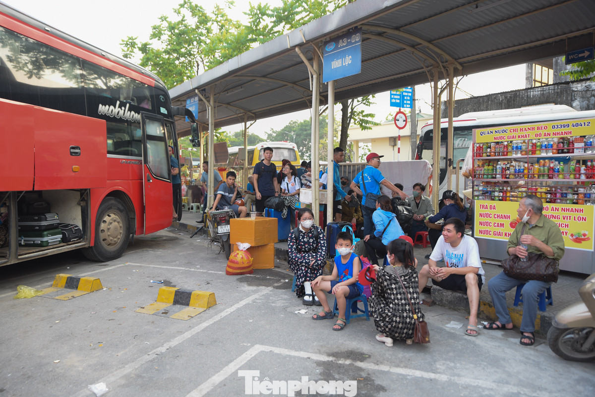 Ghi nhận tại bến xe Giáp Bát (Hà Nội), vào khoảng 16h, rất đông người “tay xách nách mang” đồ đạc lỉnh kỉnh rời Thủ đô.