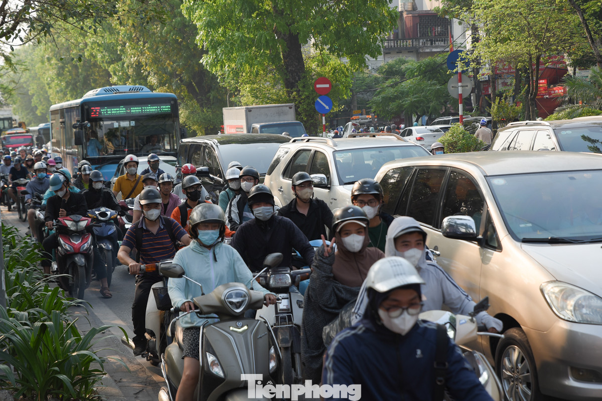 Hôm nay (26/4) là ngày làm việc cuối cùng trước đợt nghỉ lễ 30/4 - 1/5. Rất đông người dân tại Hà Nội bắt đầu đổ về các bến xe, nhà ga để di chuyển về quê nghỉ lễ sớm.