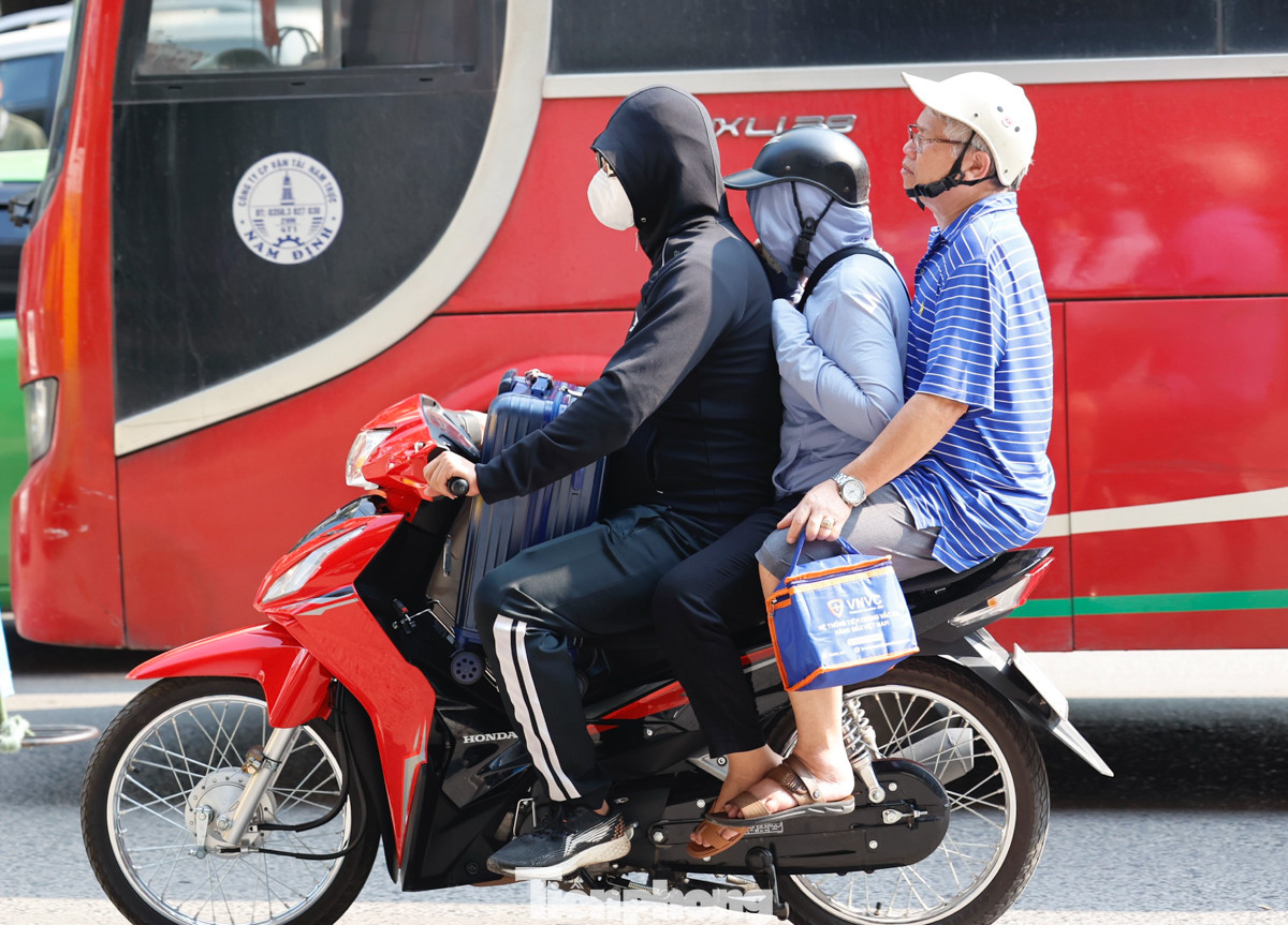 Nhiều người rời Hà Nội ngay trong buổi chiều đi làm chính thức trước kỳ nghỉ lễ kéo dài 5 ngày.