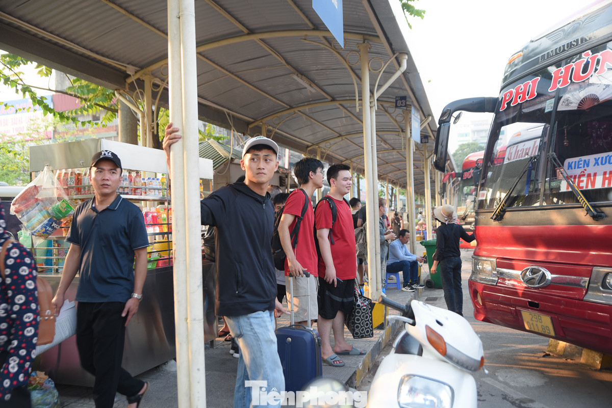Từ trong các bến xe cho đến ngoài đường, rất đông người đủ thứ đồ đạc lỉnh kỉnh rời Thủ đô.