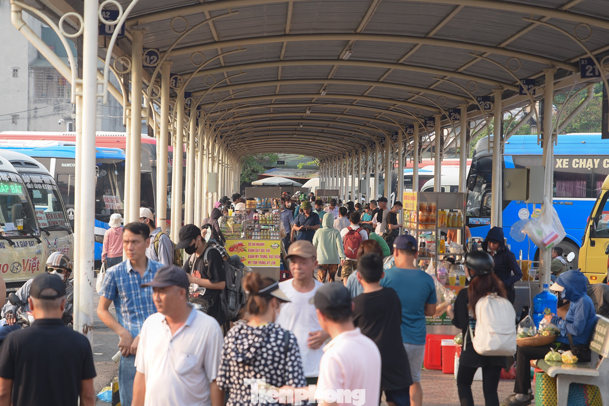 Khách mua vé trực tuyến nhiều, các nhà xe mời khách, chỉ dẫn tới bãi đỗ nên khu vực chờ xe khá đông đúc.