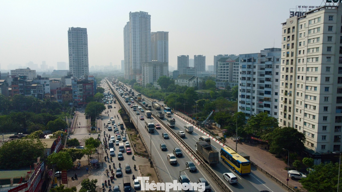 Lúc 16h30, vành đai 3 trên cao hướng từ Linh Đàm đi Pháp Vân ùn tắc kéo dài.
