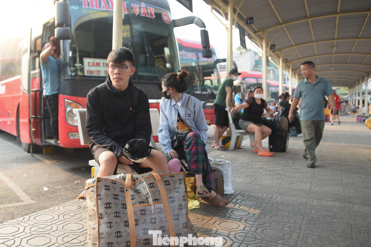 Từ trong các bến xe cho đến ngoài đường, rất đông người đủ thứ đồ đạc lỉnh kỉnh rời Thủ đô.
