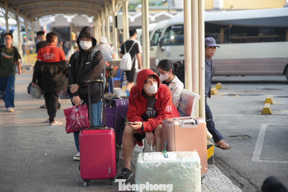 Từ trong các bến xe cho đến ngoài đường, rất đông người đủ thứ đồ đạc lỉnh kỉnh rời Thủ đô.