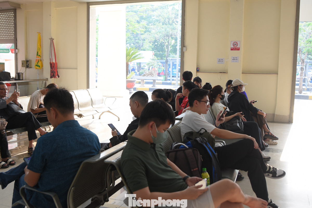 Một số hành khách quá mệt mỏi nên ngủ gục tại chỗ,