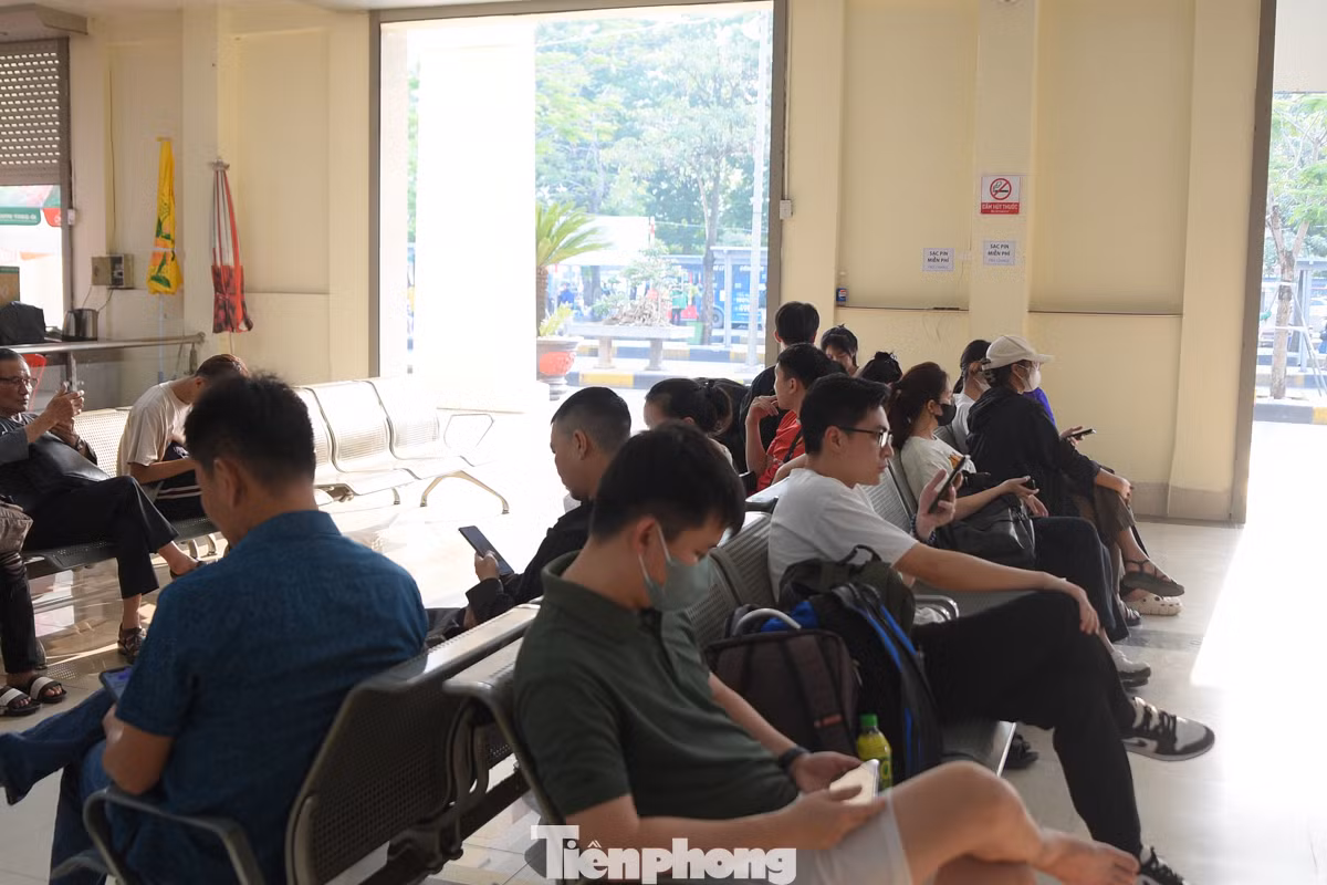 Một số hành khách quá mệt mỏi nên ngủ gục tại chỗ,