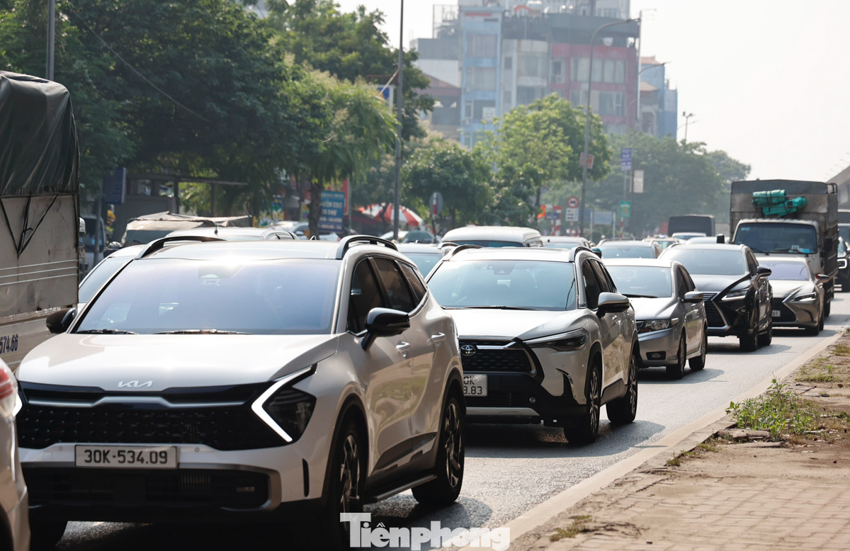 Lúc 16h30, vành đai 3 trên cao hướng từ Linh Đàm đi Pháp Vân ùn tắc kéo dài.