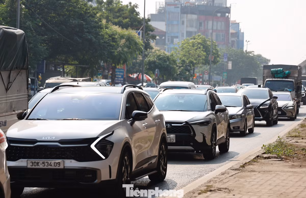 Lúc 16h30, vành đai 3 trên cao hướng từ Linh Đàm đi Pháp Vân ùn tắc kéo dài.