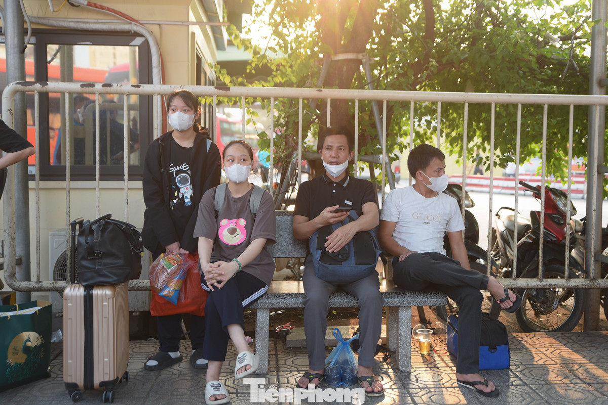 Từ trong các bến xe cho đến ngoài đường, rất đông người đủ thứ đồ đạc lỉnh kỉnh rời Thủ đô.