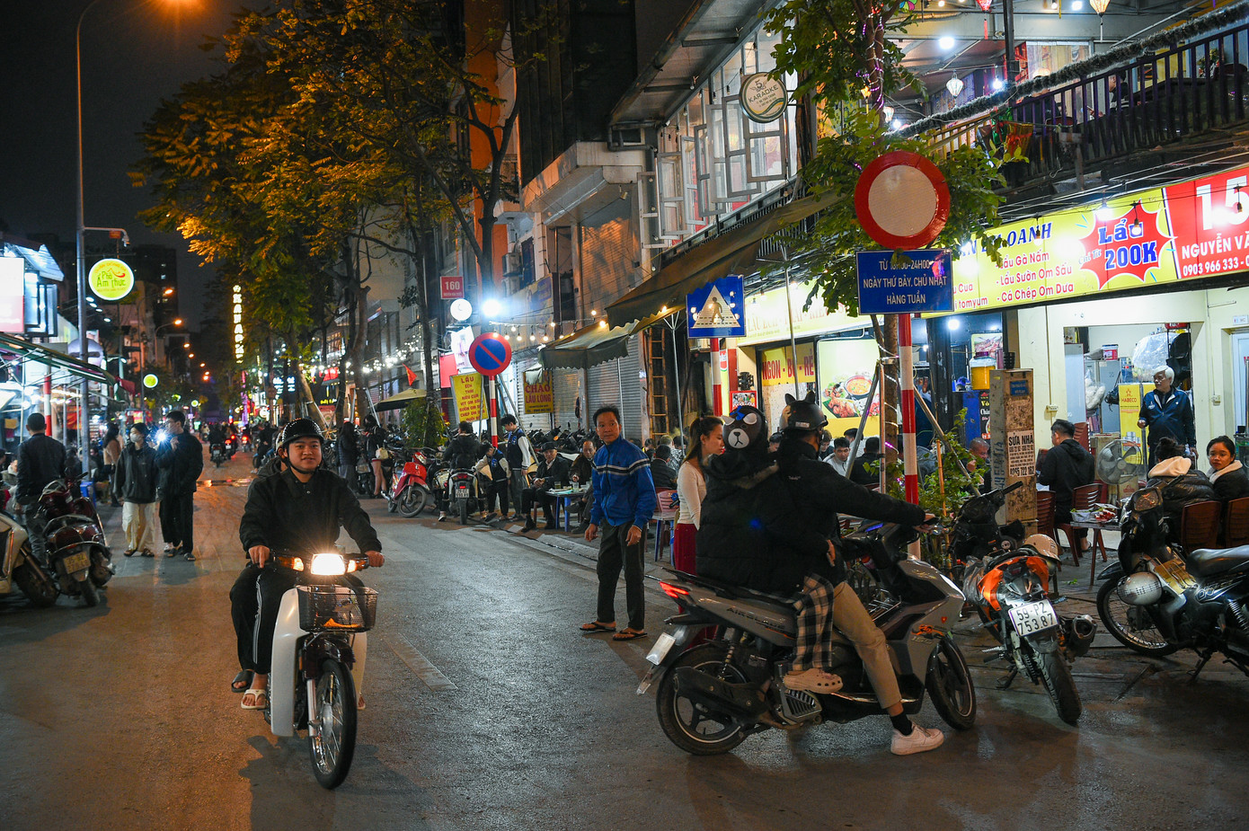 Dù có biển cấm, nhiều người vẫn thoải mái đi xe máy vào phố đi bộ. Dù có biển cấm, nhiều người vẫn thoải mái đi xe máy vào phố đi bộ.