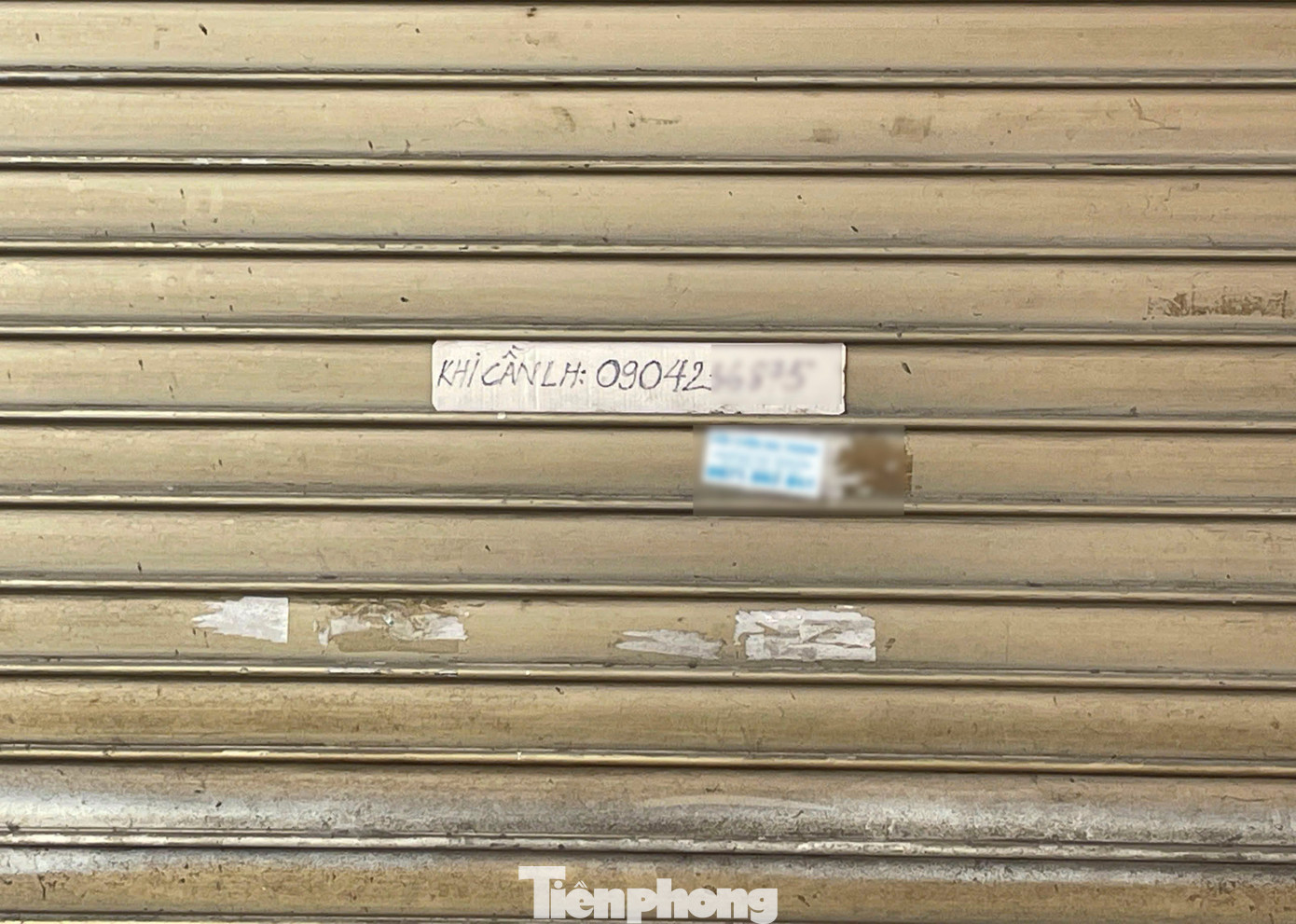 Chủ cửa hàng còn để sẵn số điện thoại bên ngoài, ai có nhu cầu mua hàng phải liên hệ trước mới được mở cửa. Chủ cửa hàng còn để sẵn số điện thoại bên ngoài, ai có nhu cầu mua hàng phải liên hệ trước mới được mở cửa.