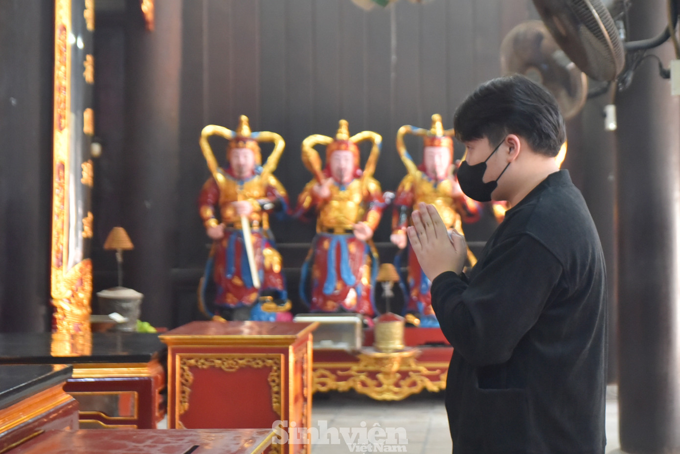 Người đến chùa Hà hầu hết là các bạn sinh viên, còn rất trẻ.