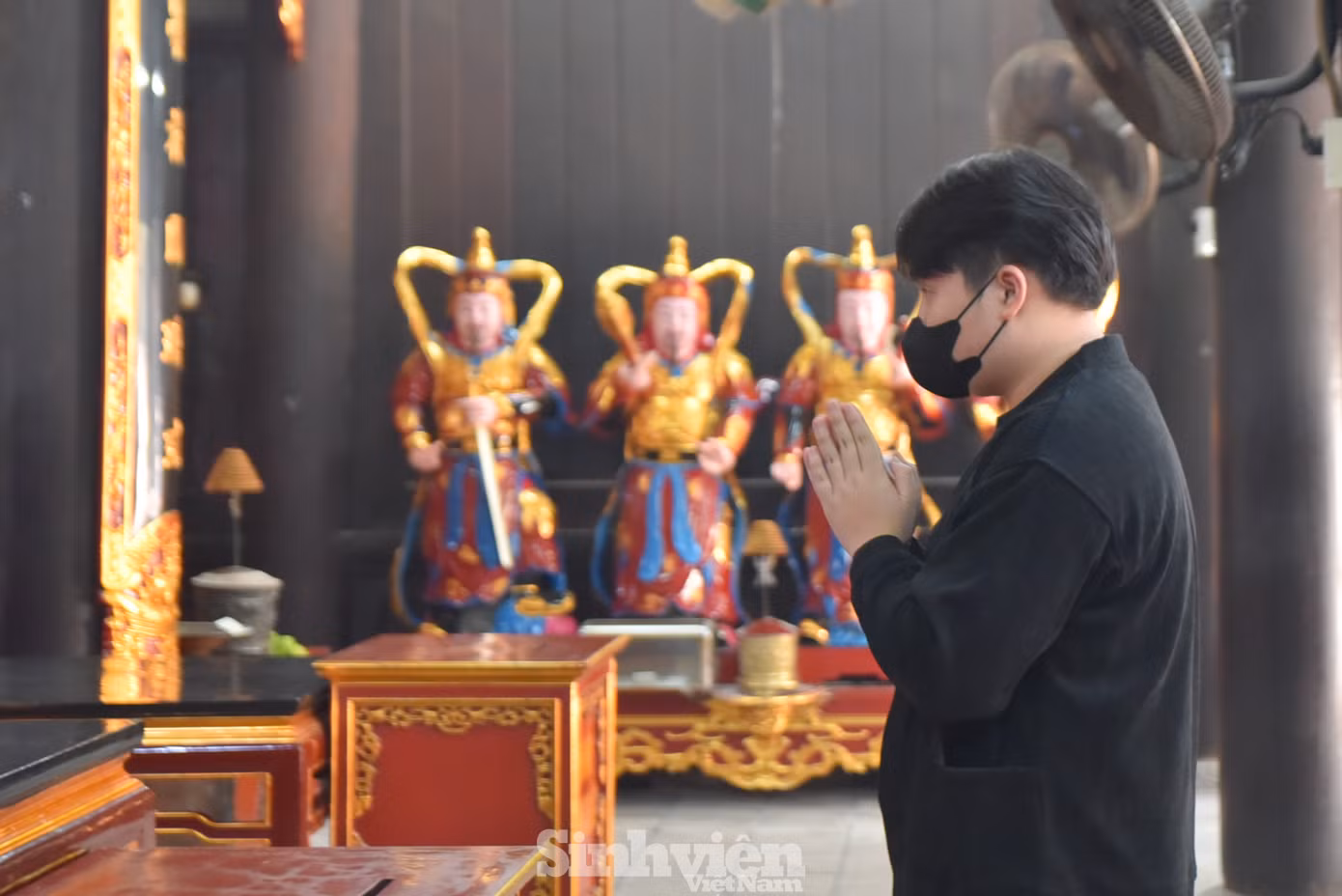 Người đến chùa Hà hầu hết là các bạn sinh viên, còn rất trẻ.