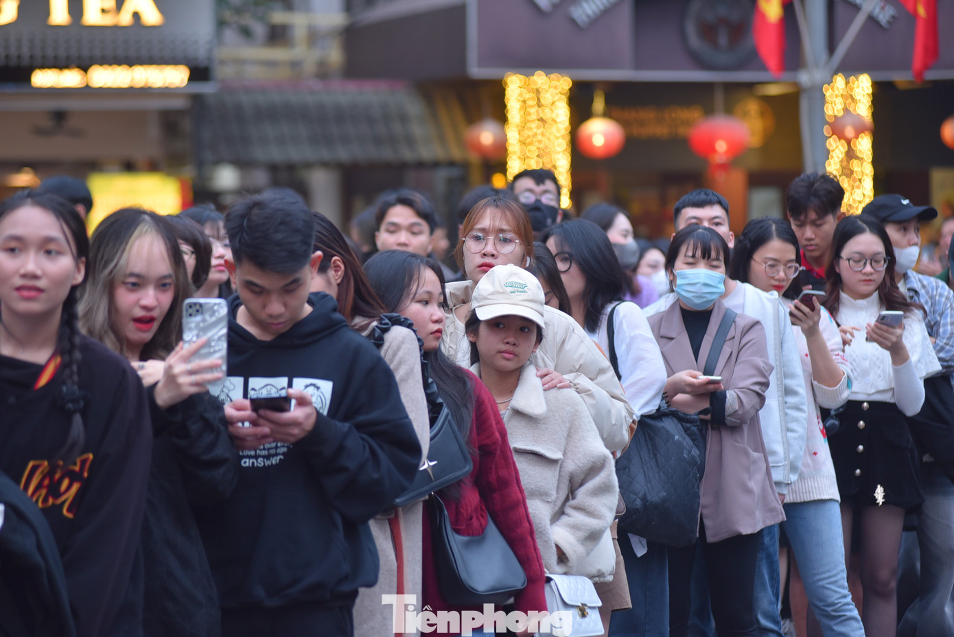 Dòng người xếp hàng đông nghịt.