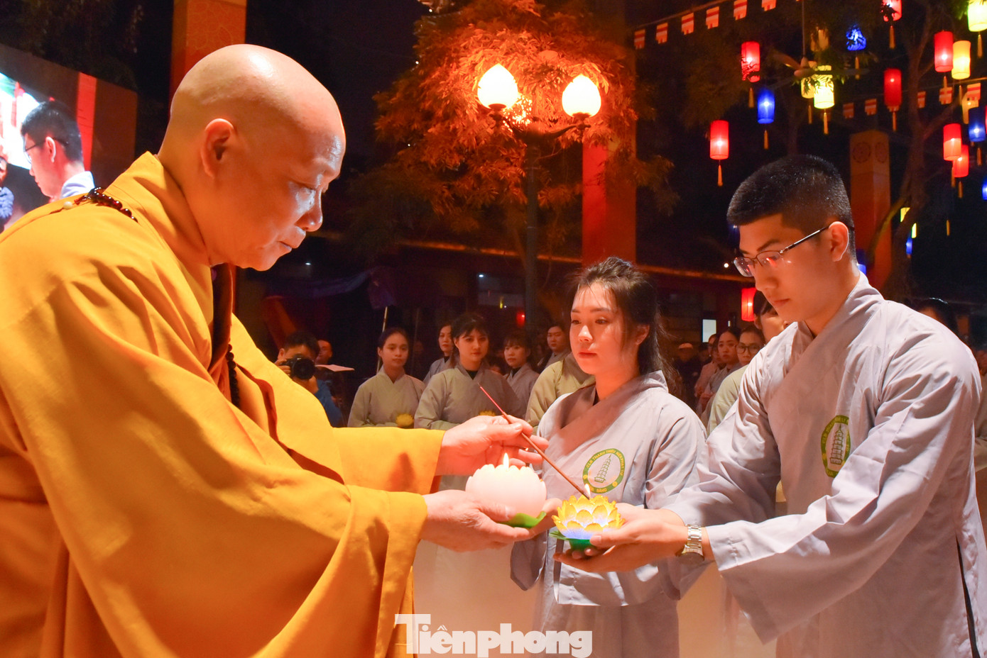 Sau nghi thức dâng hương lễ Phật, là nghi thức truyền đăng. Ánh sáng trí tuệ từ bàn tay Phật truyền từ Đại lão hoà thượng sang chủ trì chùa Bằng hoà thượng Thích Bảo Nghiêm, sau đó ánh sáng ấy được lần lượt trao đến cho hàng nghìn Phật tử.