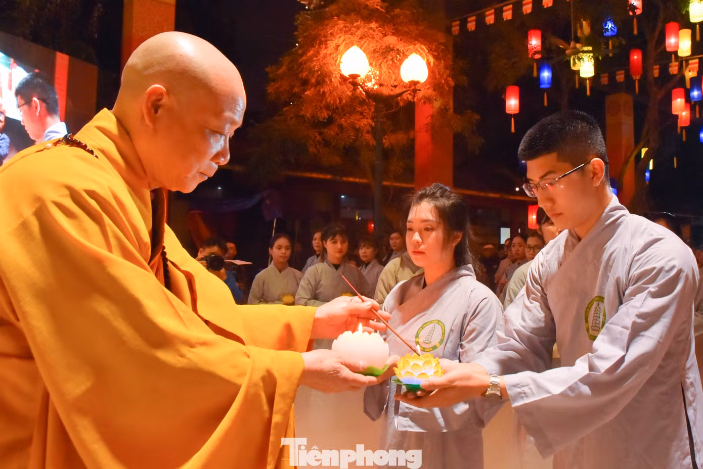 Sau nghi thức dâng hương lễ Phật, là nghi thức truyền đăng. Ánh sáng trí tuệ từ bàn tay Phật truyền từ Đại lão hoà thượng sang chủ trì chùa Bằng hoà thượng Thích Bảo Nghiêm, sau đó ánh sáng ấy được lần lượt trao đến cho hàng nghìn Phật tử.