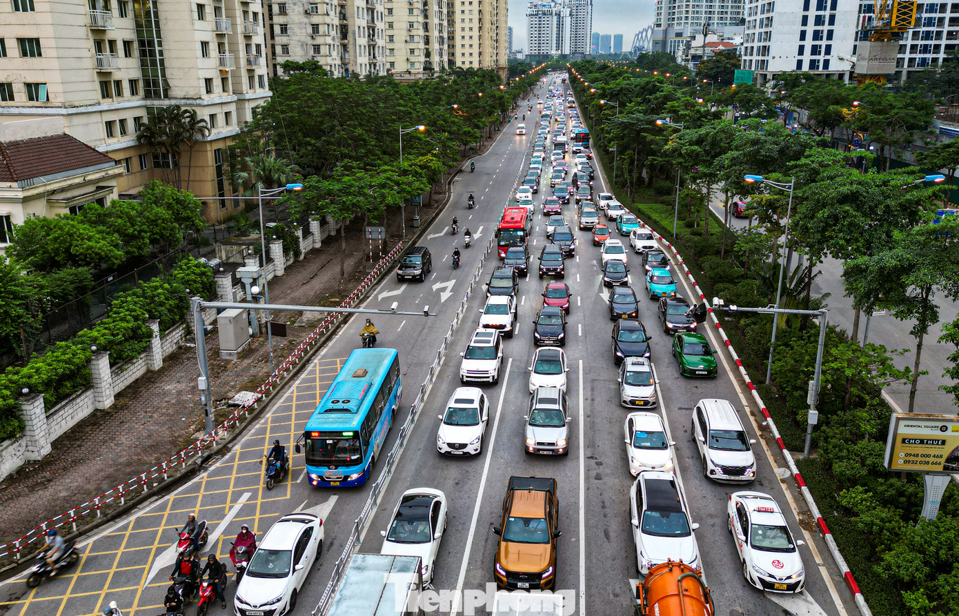 Vào giờ cao điểm buổi chiều, ô tô nối hàng dài trong làn đường dành riêng, di chuyển chậm do mật độ phương tiện cao. Tình trạng này thường xảy ra tại các đoạn gần nút giao, nơi dòng xe dồn lại chờ đèn tín hiệu.