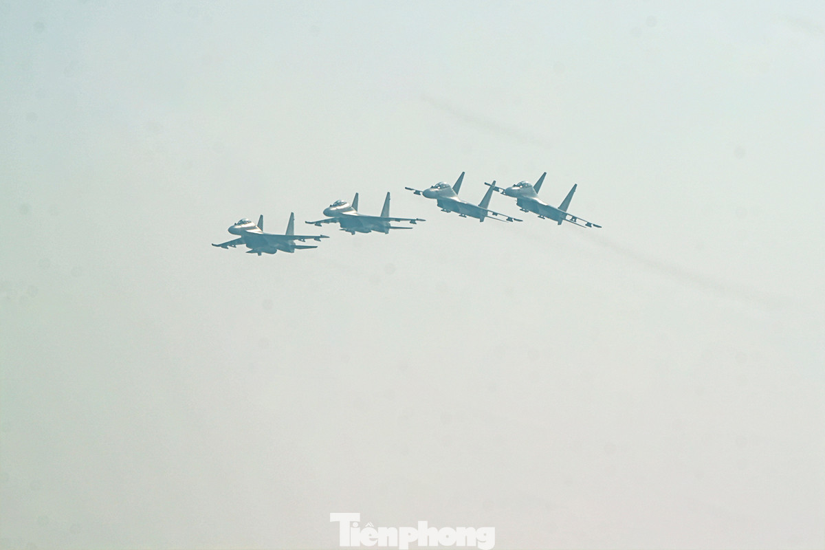 Hai biên đội gồm 4 chiếc tiêm kích Su-30MK2 cất cánh từ sân bay Kép (Bắc Giang) đến sân bay Gia Lâm, nơi sẽ diễn ra các hoạt động của Triển lãm Quốc phòng Quốc tế Việt Nam 2024 để hợp luyện.