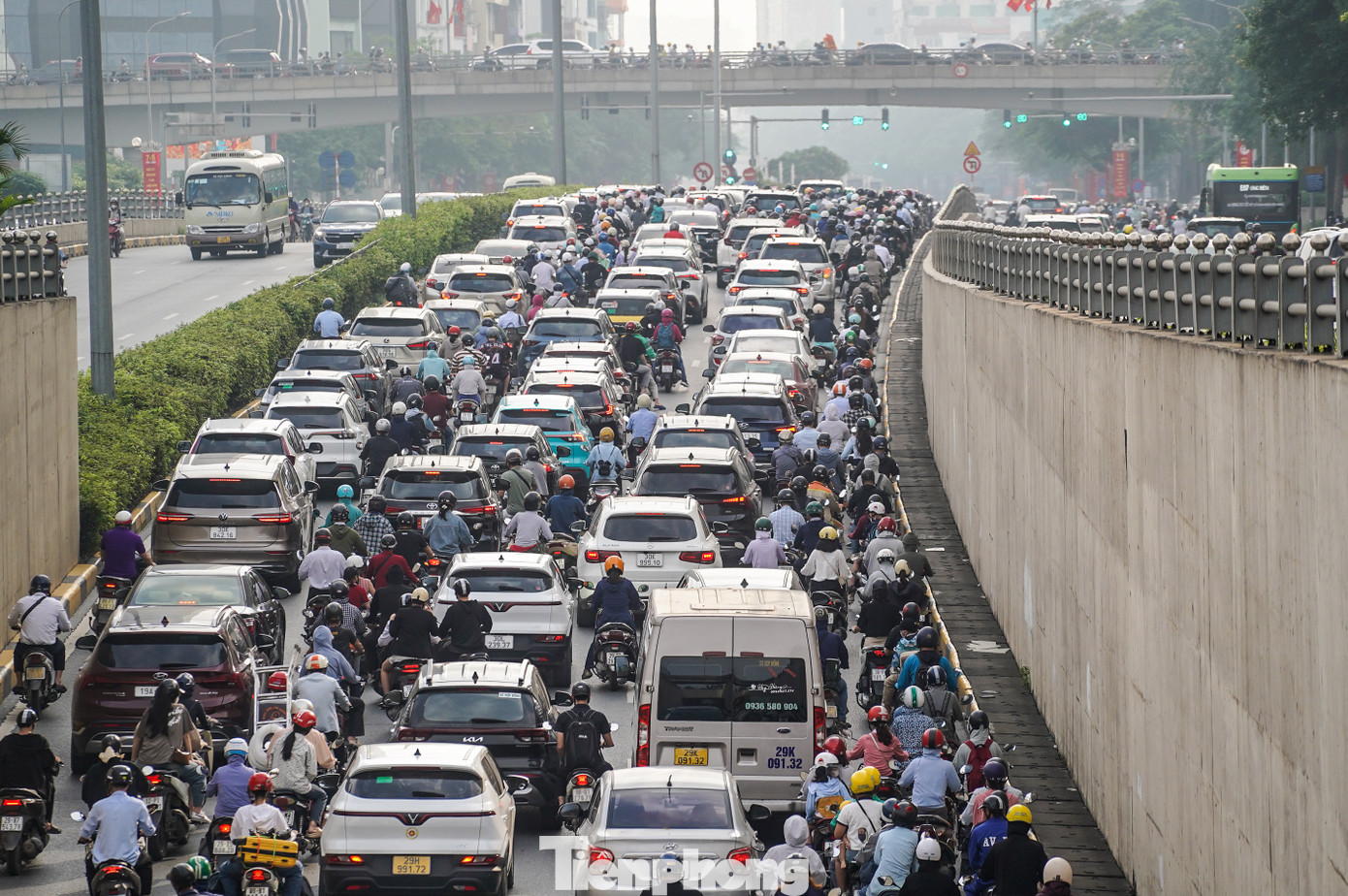 Đông kín ô tô và xe máy di chuyển nhích từng chút một qua hầm chui Trung Hòa (Cầu Giấy).