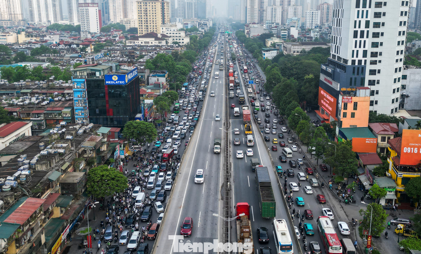 Khu vực nút giao Nguyễn Xiển - Khuất Duy Tiến lúc 8h lượng phương tiện chật kín các làn đường. Vành đai 3 trên cao ùn nhẹ.