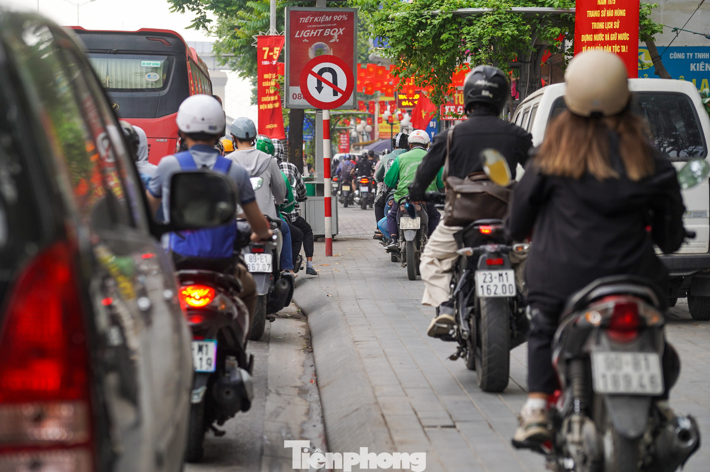 Nhiều phương tiện cố gắng luồn lách để tìm lối đi.