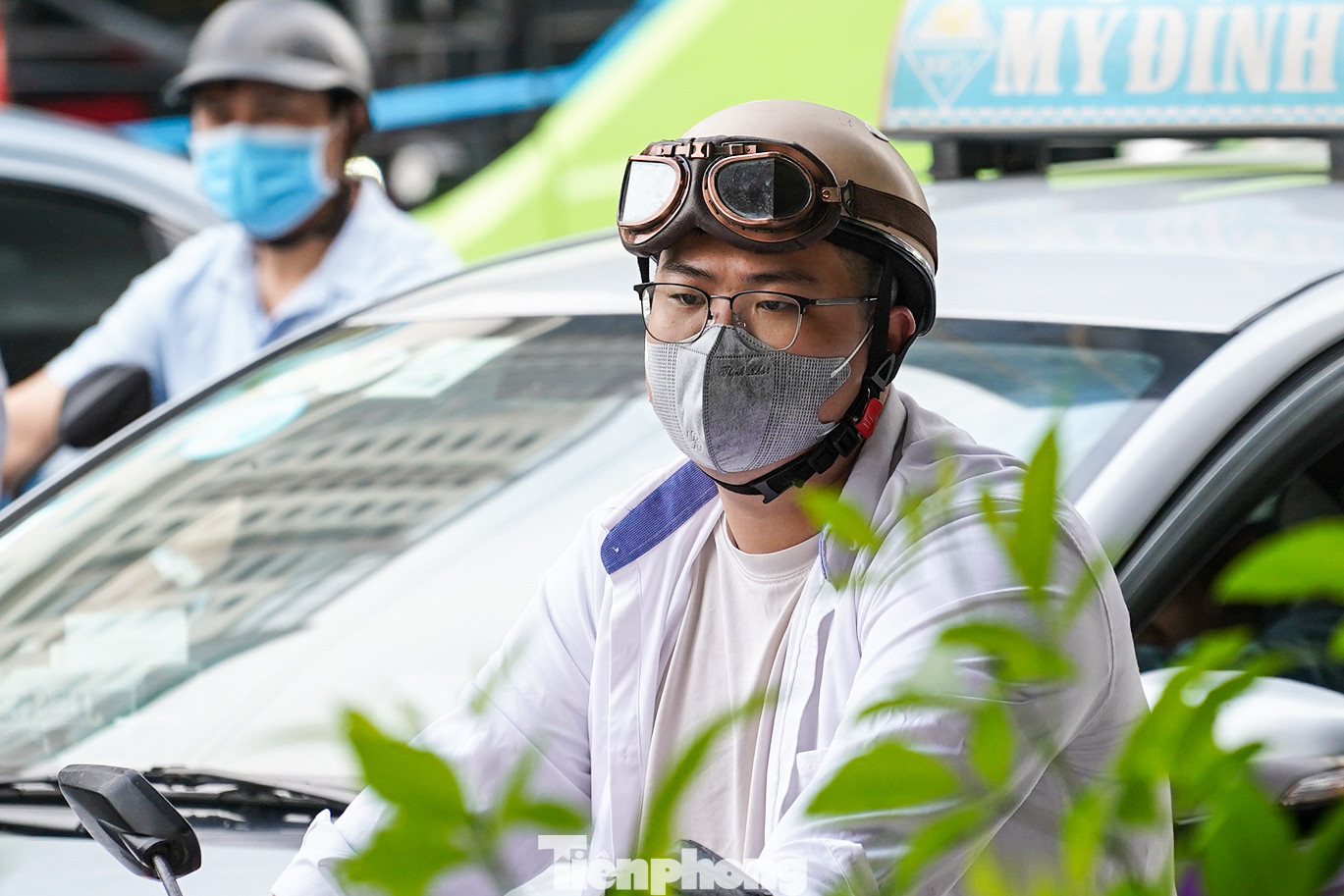 Chôn chân trên đường gần 1 tiếng, anh Phan Chí Hùng (quận Nam Từ Liêm) cho biết: "Hôm nay tắc quá, tôi đi từ nhà đến công ty có 5km mà mãi chưa đến, sau những ngày nghỉ lễ gặp cảnh tắc như này tôi mất hết tinh thần làm việc".