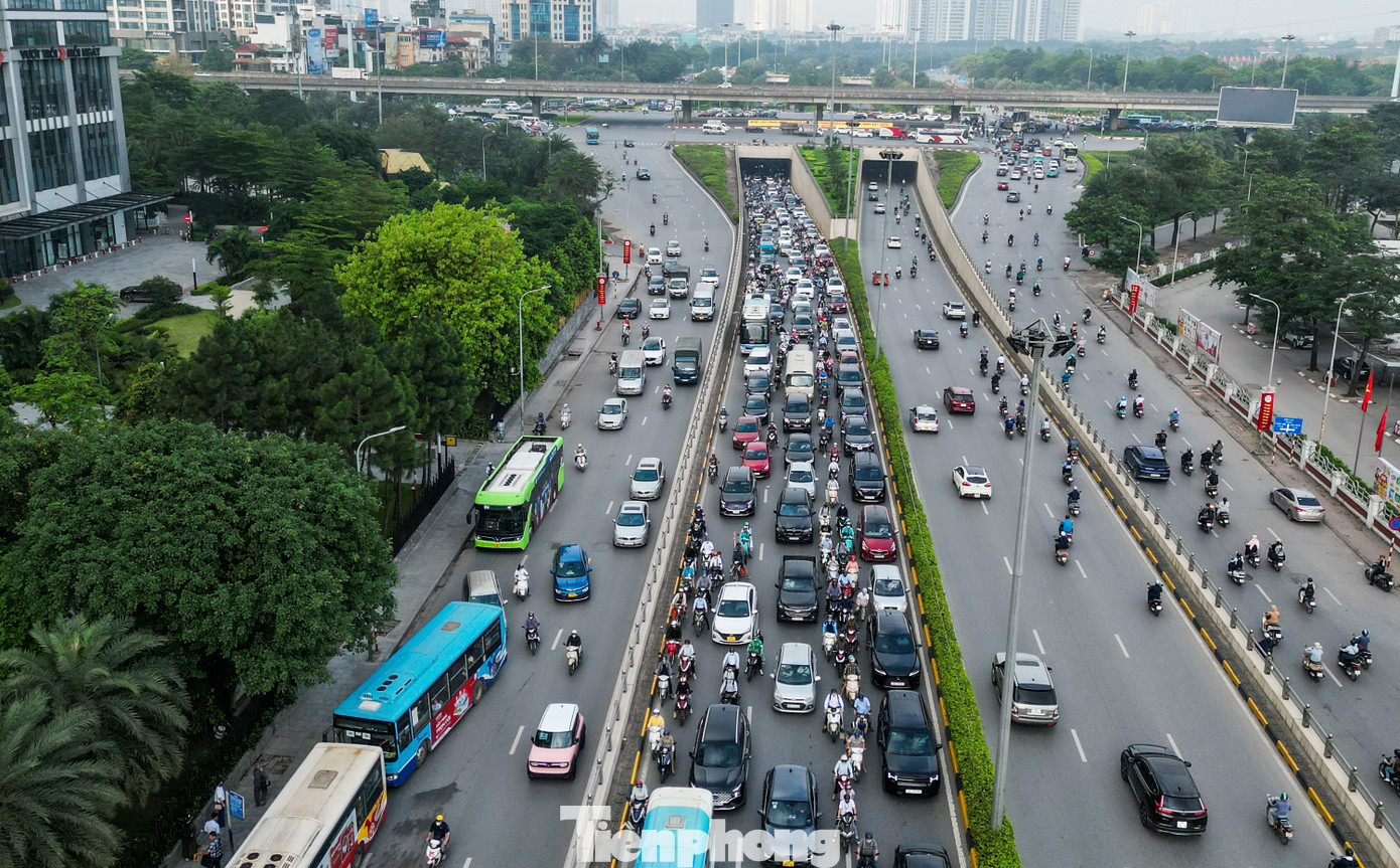 Đông kín ô tô và xe máy di chuyển nhích từng chút một qua hầm chui Trung Hòa (Cầu Giấy).
