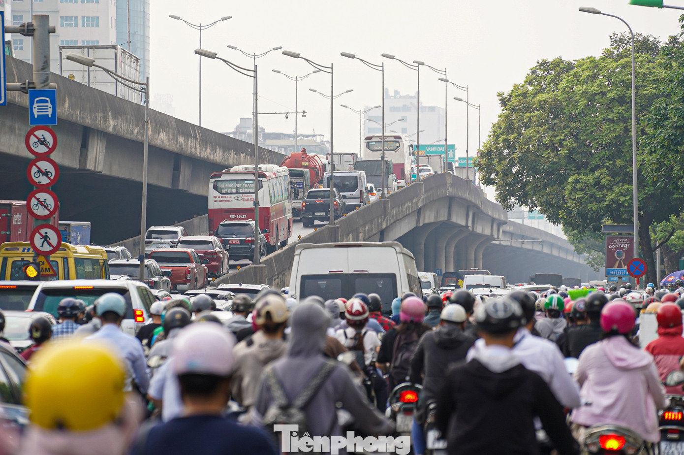 Lối lên Vành đai 3 (trên đường Khuất Duy Tiến) cũng chật kín phương tiện.