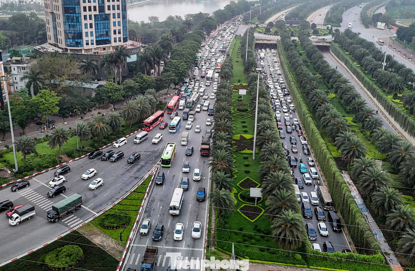 7h30, tại nút giao Đại Lộ Thăng Long - Trần Duy Hưng, các phương tiện dừng 2-3 nhịp đèn tín hiệu giao thông mới có thể đi qua.