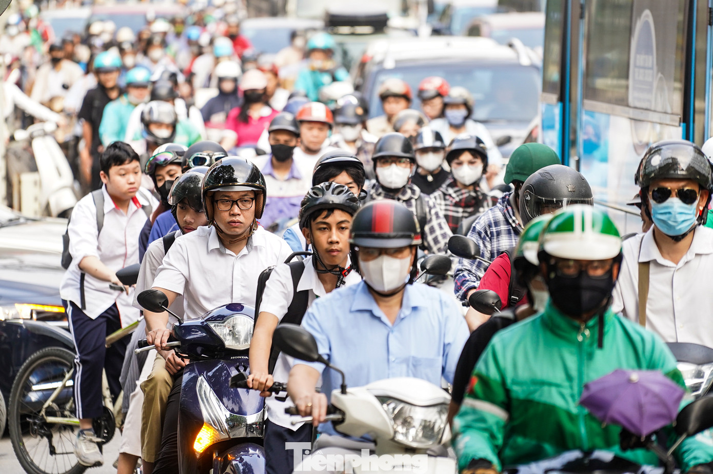 Hà Nội sáng nay nắng chói chang, nhiệt độ khoảng 31 độ C đã góp phần khiến các điểm ùn tắc càng trở nên "nóng" hơn.