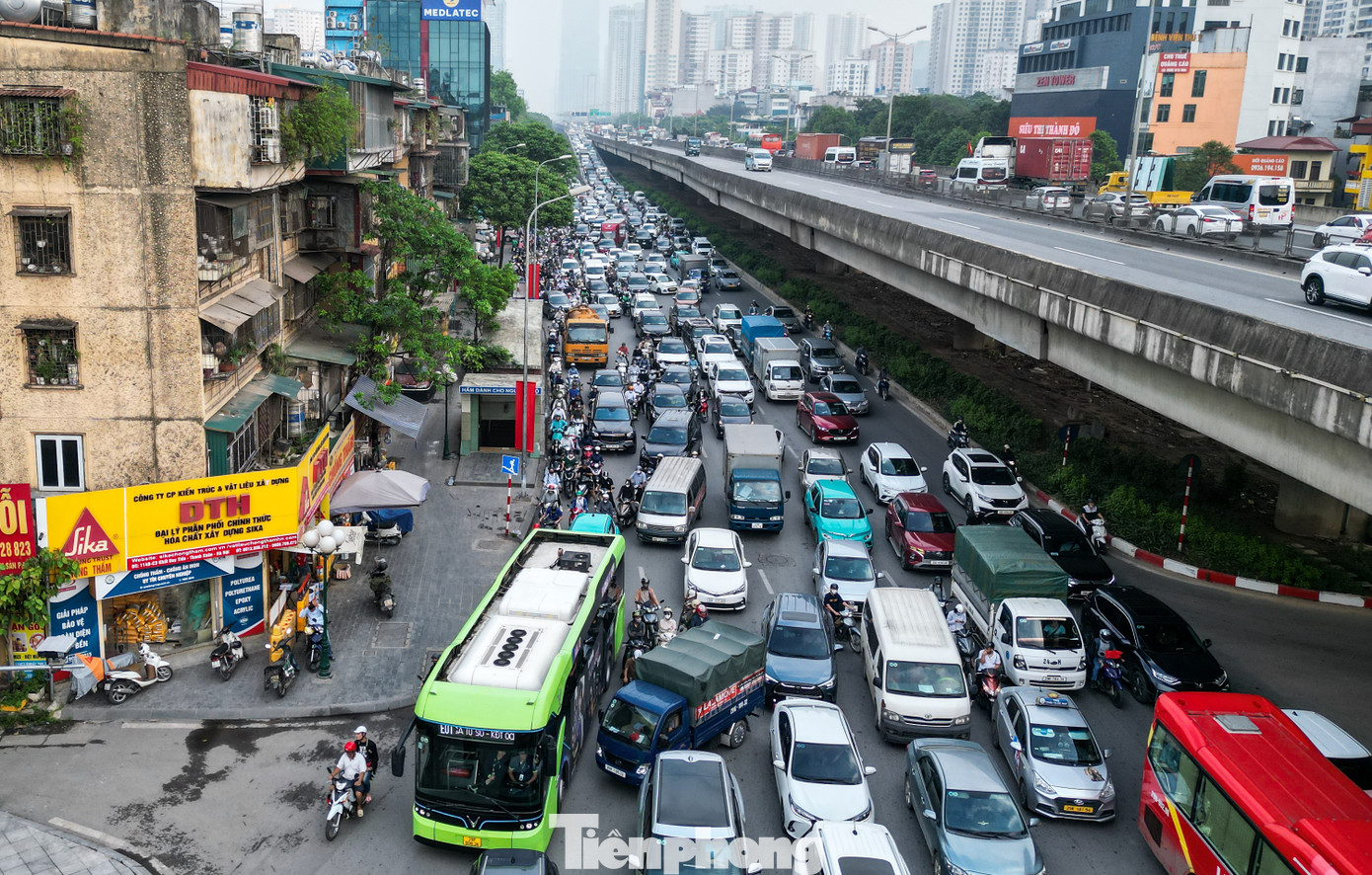 Trên đường Khuất Duy Tiến (quận Thanh Xuân), lượng phương tiện đi vào trung tâm thành phố đông đúc.