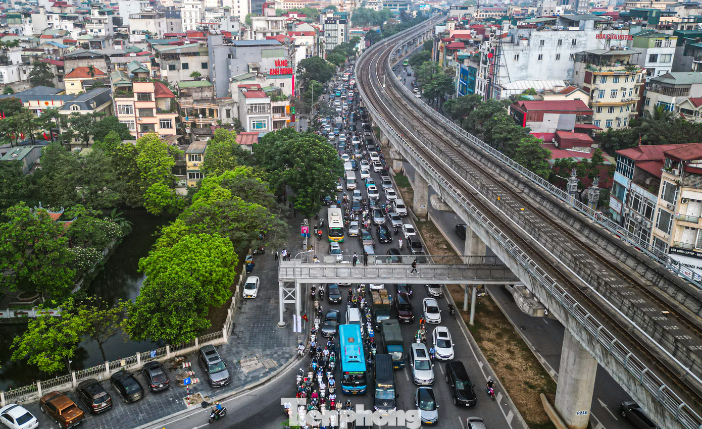 Ghi nhận lúc 7h tại đường Hồ Tùng Mậu, dòng xe đan xen nhau di chuyển.
