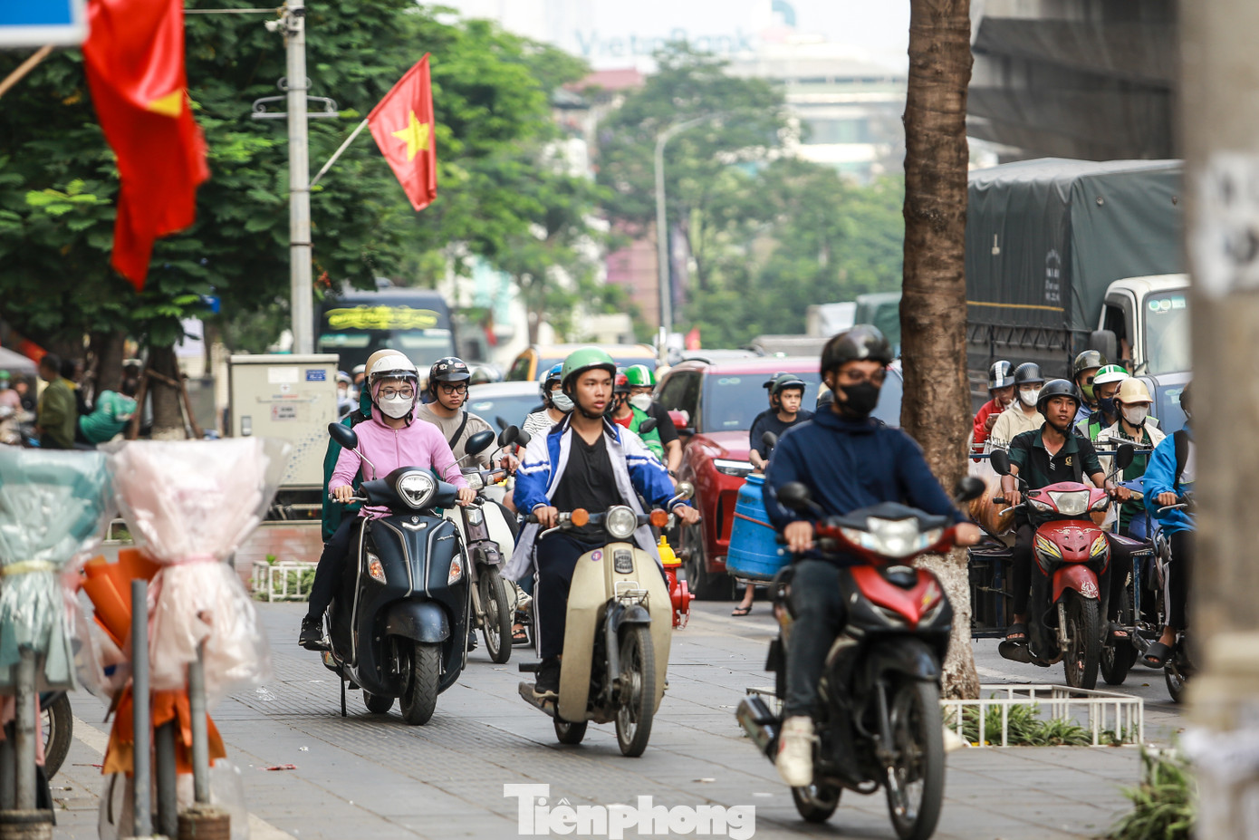 Khi giao thông đông đúc, tình trạng xe máy leo lên vỉa hè liên tục tái diễn.